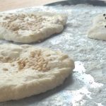 Fladenbrote mit verschiedenen Gewürzen Fladenbrote werden für das Backen vorbereitet